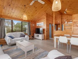 Bream Bay Sands - Ruakaka Holiday Home -  - 1071583 - thumbnail photo 8