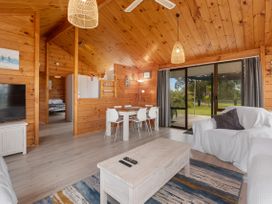 Bream Bay Sands - Ruakaka Holiday Home -  - 1071583 - thumbnail photo 7