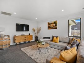 Alpha'N'est - Cromwell Holiday Home -  - 1072414 - thumbnail photo 2