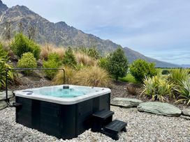 A Remarkable Stay - Jack's Point Holiday Home -  - 1074470 - thumbnail photo 1