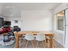 A dining room with a table and chairs at Adventure Seekers Lodge - National Park Retreat