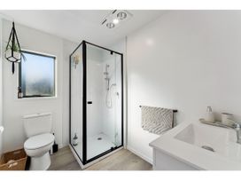 A bathroom with a shower and toilet at Adventure Seekers Lodge - National Park Retreat