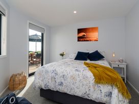 Luxury Lookout - Cable Bay Holiday Home -  - 1082171 - thumbnail photo 22
