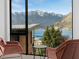 Lakeside Bliss - Queenstown Holiday Home -  - 1083761 - thumbnail photo 4