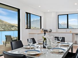 Lakeside Bliss - Queenstown Holiday Home -  - 1083761 - thumbnail photo 5
