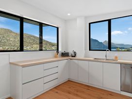 Lakeside Bliss - Queenstown Holiday Home -  - 1083761 - thumbnail photo 8