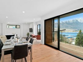 Lakeside Bliss - Queenstown Holiday Home -  - 1083761 - thumbnail photo 7