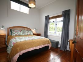 Kingwell Cottage - New Plymouth Holiday Home -  - 1094619 - thumbnail photo 6