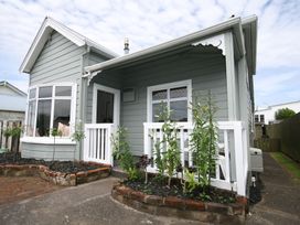 Kingwell Cottage - New Plymouth Holiday Home -  - 1094619 - thumbnail photo 1