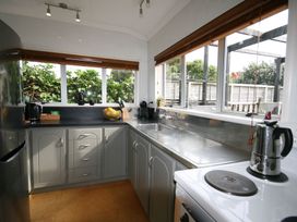 Kingwell Cottage - New Plymouth Holiday Home -  - 1094619 - thumbnail photo 5