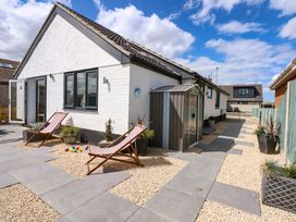 3 bedroom Cottage for rent in Sutton-on-Sea