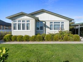 A house with windows and plants in the front yard at Bliss on Barratt - Blenheim