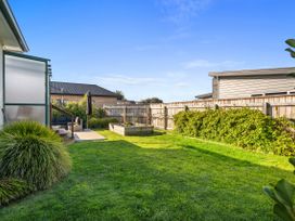 A garden with seating area and garden bed at Bliss on Barratt - Blenheim