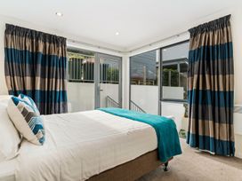 Lakeview Retreat - Queenstown Holiday Home -  - 1107815 - thumbnail photo 11