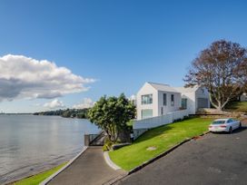 Harbour View - Westmere Holiday Apartment -  - 1107958 - thumbnail photo 17