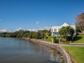 Harbour View - Westmere Holiday Apartment -  - 1107958 - thumbnail photo 18