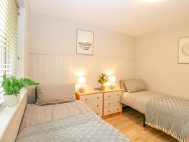 Bungalow by the Beach - Suffolk & Essex - 1109379 - thumbnail photo 15