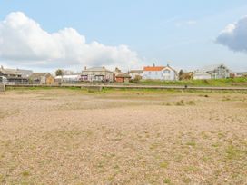 Bungalow by the Beach - Suffolk & Essex - 1109379 - thumbnail photo 24