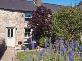 2 bedroom Cottage for rent in Llangefni