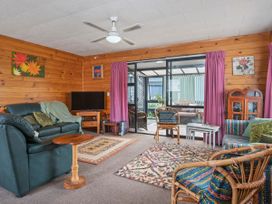 Roseville - Snells Beach Holiday Home -  - 1122592 - thumbnail photo 4