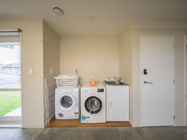 A laundry room with a washing machine and dryer at Fiordland Getaway - Te Anau Holiday Home Fiordland