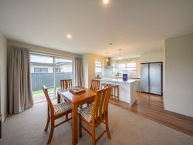 A dining room with a table and chairs at Fiordland Getaway - Te Anau Holiday Home Fiordland