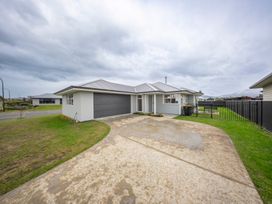 A house with a driveway and garage at Fiordland Getaway - Te Anau Holiday Home, Fiordland
