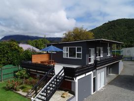 Sounds Good - Waikawa Holiday Home and Berth -  - 1124804 - thumbnail photo 2