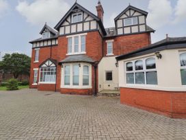 10 bedroom Cottage for rent in Corby Hill