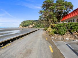 Beachside Bliss – Waiwera Beachfront Holiday Home -  - 1135871 - thumbnail photo 21