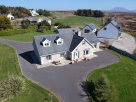 4 bedroom Cottage for rent in Derrybeg