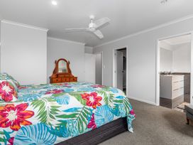 Shores Getaway - One Tree Point Holiday Home -  - 1138323 - thumbnail photo 11