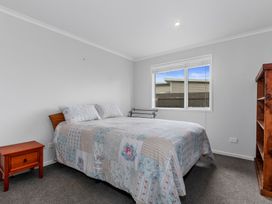 Shores Getaway - One Tree Point Holiday Home -  - 1138323 - thumbnail photo 13