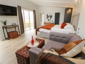 1 bedroom Cottage for rent in Richmond