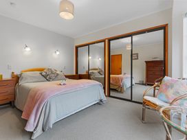 Central Comforts - Mount Eden Holiday Home -  - 1142845 - thumbnail photo 11
