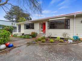 Central Comforts - Mount Eden Holiday Home -  - 1142845 - thumbnail photo 1