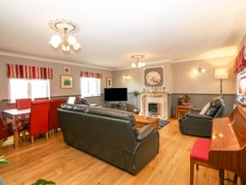 4 bedroom Cottage for rent in Newborough