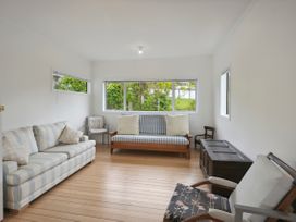 Sun-drenched Bach - Leigh Holiday Home -  - 1145934 - thumbnail photo 6