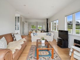 Sun-drenched Bach - Leigh Holiday Home -  - 1145934 - thumbnail photo 5