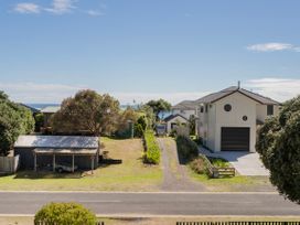 Sunsets and Surf - Whangapoua Holiday Home -  - 1149063 - thumbnail photo 8