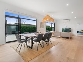 A dining room with a table and chairs at House Naomi - Martinborough Holiday Home Martinborough