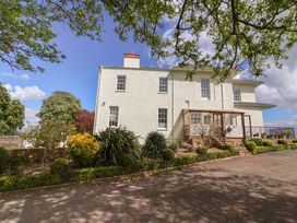 6 bedroom Cottage for rent in Taunton