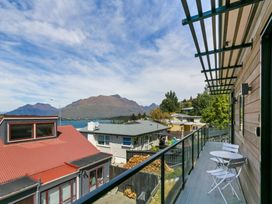 Cherie's View 1 - Queenstown Holiday Home -  - 1153352 - thumbnail photo 2