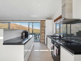 Views On The Top - Queenstown Holiday Home -  - 1155881 - thumbnail photo 5