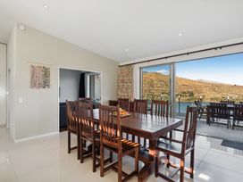 Views On The Top - Queenstown Holiday Home -  - 1155881 - thumbnail photo 4