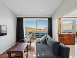 Views On The Top - Queenstown Holiday Home -  - 1155881 - thumbnail photo 3