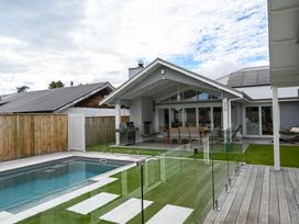 An outdoor area with a swimming pool and dining table at Modern Deluxe - Havelock North Holiday Home Havelock North
