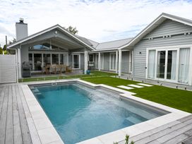 An outdoor area with a swimming pool and patio furniture at Modern Deluxe - Havelock North Holiday Home Havelock North