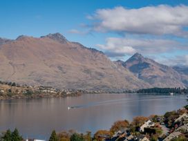 Remarkable Views - Queenstown Holiday Home -  - 1157608 - thumbnail photo 9