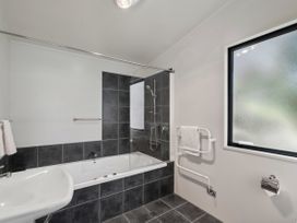 Remarkable Views - Queenstown Holiday Home -  - 1157608 - thumbnail photo 13